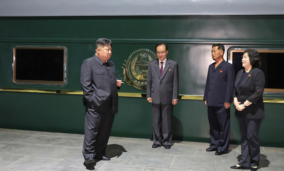 조선로동당 총비서이시며 조선민주주의인민공화국 국무위원장이신 경애하는 김정은동지께서

중화인민공화국을 방문하시기 위하여 출발하시였다










 