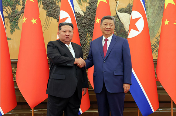 조선로동당 총비서, 조선민주주의인민공화국 국무위원장 김정은동지께서

중국공산당 중앙위원회 총서기, 중화인민공화국 주석 습근평동지와 회담하시였다











 