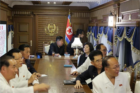 경애하는 김정은동지께서

중화인민공화국방문을 마치시고 평양으로 돌아오시였다











 