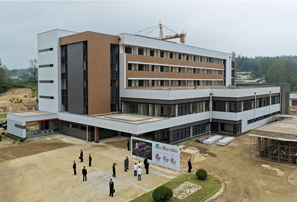 경애하는 김정은동지께서 구성시병원건설장을 현지지도하시였다











 