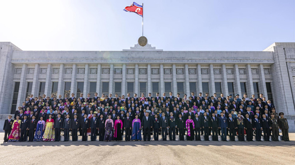 경애하는 김정은동지께서 공화국창건 77돐 경축행사에 초대된 로력혁신자, 공로자들을 만나시고 기념사진을 찍으시였다











 