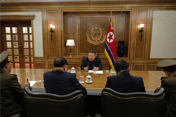 경애하는 김정은동지께서

핵관련분야의 과학자, 기술자들을 만나시고 중요협의회를 지도하시였다










 