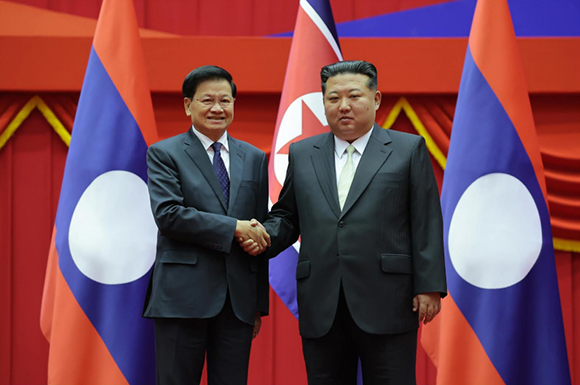 라오스인민혁명당 중앙위원회 총비서,

라오스인민민주주의공화국 주석 통룬 씨쑤릿동지를 환영하는 의식 진행









 