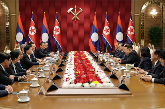 경애하는 김정은동지께서

라오스인민혁명당 중앙위원회 총비서,

라오스인민민주주의공화국 주석 통룬 씨쑤릿동지와 회담하시였다








 