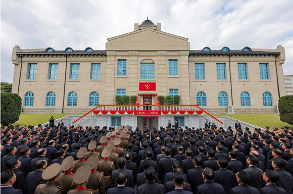 경애하는 김정은동지께서

라오스인민혁명당 중앙위원회 총비서,

라오스인민민주주의공화국 주석 통룬 씨쑤릿동지와 회담하시였다








 