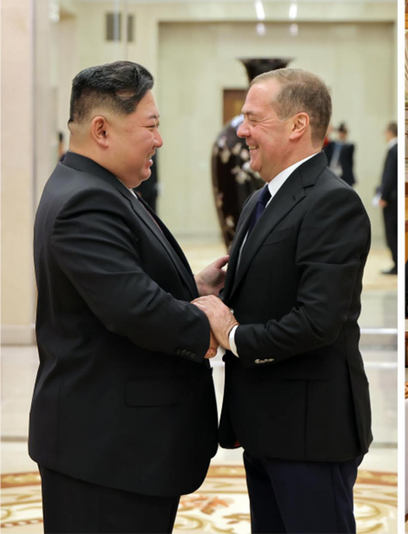 경애하는 김정은동지께서 전로씨야정당 《통일로씨야》 위원장

드미뜨리 메드베제브동지를 접견하시였다








 