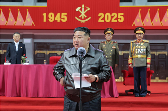경애하는 김정은동지께서 조선로동당창건 ８０돐 경축행사참가자들과 보장성원들을

축하격려하시고 대집단체조와 예술공연을 함께 관람하시였다








 