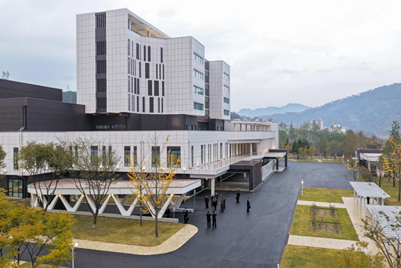 경애하는 김정은동지께서 완공단계에 이른 강동군병원을 돌아보시였다