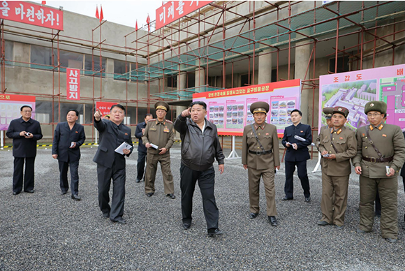 경애하는 김정은동지께서
학용품공장과 교구비품공장건설사업을 현지지도하시였다