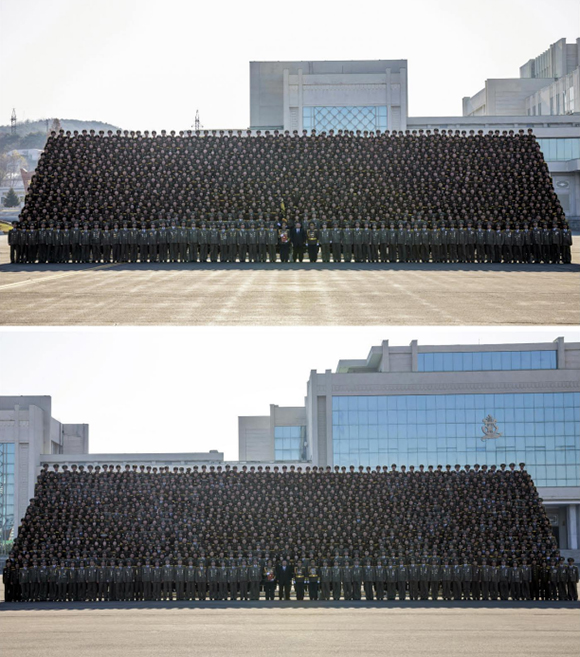 경애하는 김정은동지께서

창립 ８０돐을 맞는 사회안전성을 방문하시고 사회안전군 장병들을 축하격려하시였다










 