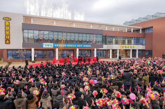 《지방발전 ２０×１０ 정책》 강동군 지방공업공장, 종합봉사소 준공식 성대히 진행







 