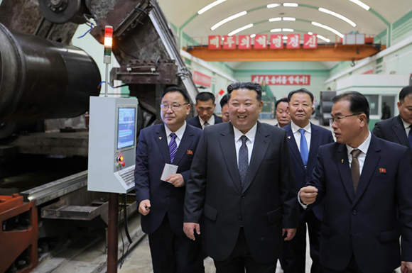 경애하는 김정은동지께서 중요군수공업기업소들을 현지지도하시였다







 