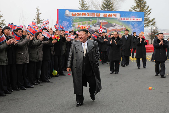평안남도 은산종이공장 준공식 진행







 