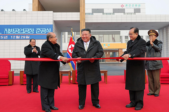 우리 당의 원대한 《지방발전 20×10 정책》에 의하여 남포시 룡강군에 일떠선 병원과 지방공업공장 준공식이 성대히 진행되였다







 