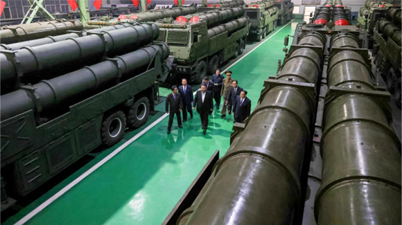 경애하는 김정은동지께서 중요군수공업기업소를 현지지도하시였다







 