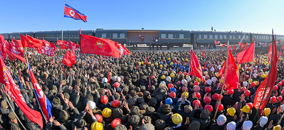 경애하는 김정은동지께서 신의주온실종합농장건설장을 찾으시고 새해를 맞이한 청년건설자들을 축하격려해주시였다







 