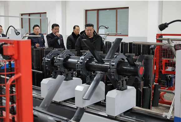 경애하는 김정은동지께서 중요군수공장을 방문하시고 전술유도무기생산실태를 료해하시였다






 