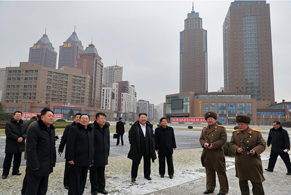 경애하는 김정은동지께서 완공단계에 들어선 화성지구 4단계 건설사업을 현지에서 지도하시였다






 