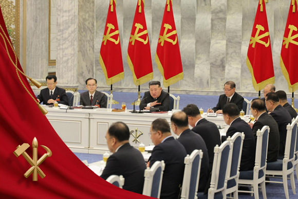 조선로동당 중앙위원회 제9기 제1차 정치국회의 진행




 