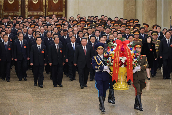 경애하는 김정은동지께서 제9기 당중앙지도기관 성원들과 함께 금수산태양궁전을 찾으시였다





 