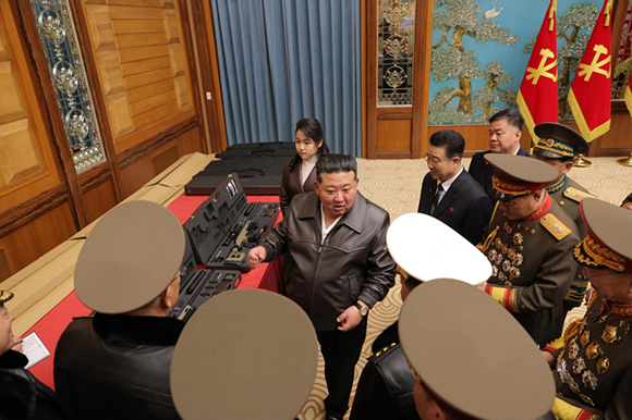 경애하는 김정은동지께서 주요지도간부들을 만나시고 선물을 수여하시였다





 