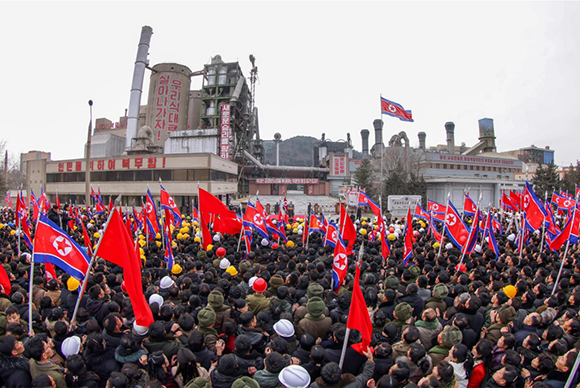 경애하는 김정은동지께서 상원세멘트련합기업소를 축하방문하시고 당대회결정관철을 위한 새로운 투쟁에 떨쳐나선 로동계급을 격려하시였다





 