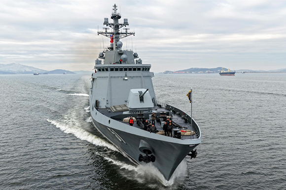 경애하는 김정은동지께서 구축함 《최현》호를 방문하시고 취역을 앞두고 진행중인 함의 작전수행능력평가시험공정을 료해하시였다





 