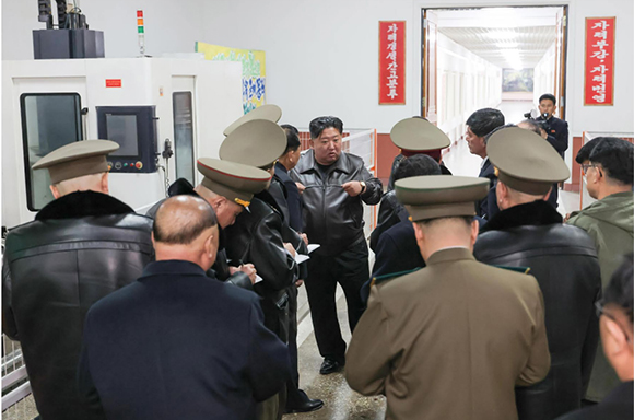 경애하는 김정은동지께서 중요군수공장을 현지지도하시였다





 