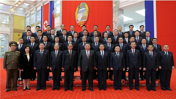 경애하는 김정은동지께서 새로 임명된 내각성원들과 최고인민회의 대의원들을 축하격려하시였다





 