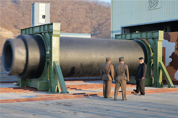 경애하는 김정은동지께서 대출력탄소섬유고체발동기 지상분출시험을 참관하시였다




 