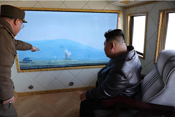 경애하는 김정은동지께서 국방과학원 장갑무기연구소에서 조직한 시험을 참관하시였다




 