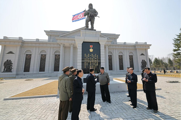 경애하는 김정은동지께서 해외군사작전 전투위훈기념관건설장을 현지지도하시였다




 
