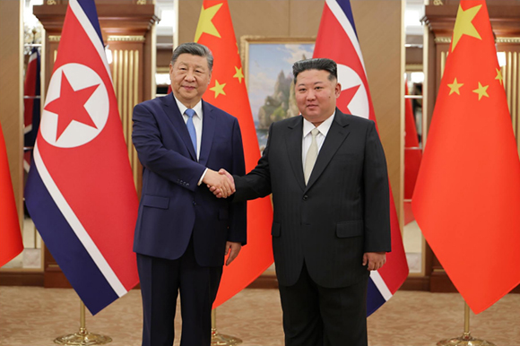 조선로동당 총비서, 조선민주주의인민공화국 국무위원장 김정은동지께서 중국공산당 중앙위원회 총서기, 중화인민공화국 주석 습근평동지와 회담하시였다




 