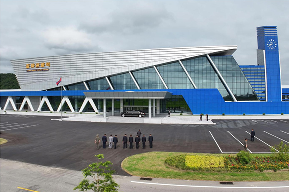경애하는 김정은동지께서 원산갈마해안관광지구의 신설대상들을 현지지도하시였다




 