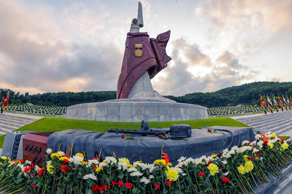 경애하는 김정은동지께서 전승절에 즈음하여 조국해방전쟁참전렬사묘를 찾으시였다



 