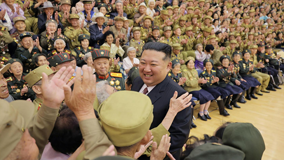 경애하는 김정은동지께서 전쟁로병들과 전시공로자들을 만나시고 기념사진을 찍으시였다



 