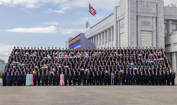 경애하는 김정은동지께서 국경절경축행사에 초대된 로력혁신자, 공로자들을 만나시고 축하격려하시였다