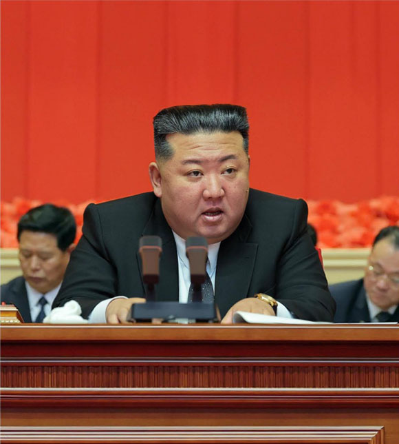 경애하는 김정은동지께서 조선로동당 제3차 선전부문일군강습회 페강식에서 강령적인 연설을 하시였다


 