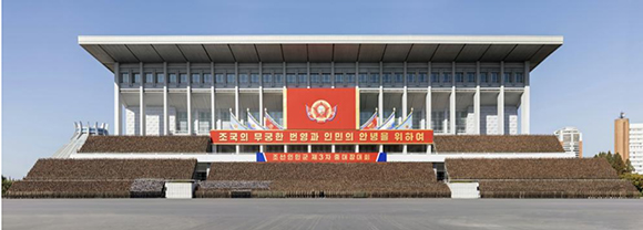 경애하는 김정은동지께서 조선인민군 제3차 중대장대회 참가자들과 기념사진을 찍으시였다


 